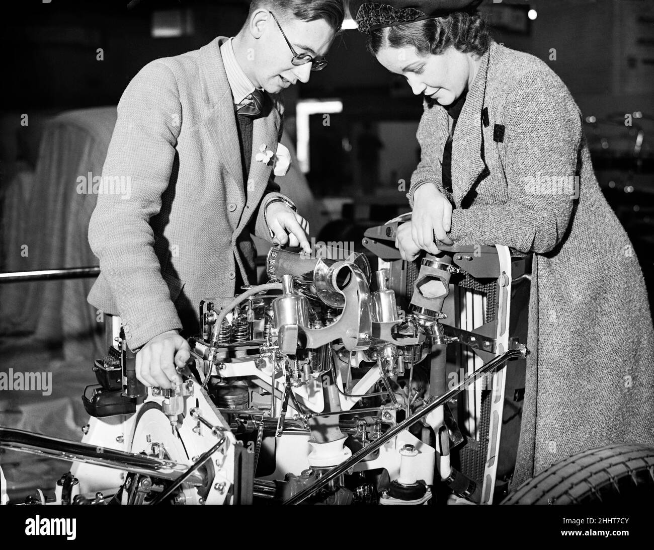 Il British International Motor Show tenuto a Earls Court, Londra, dal 14th al 23rd ottobre 1937. Guardando una MG Powerunit alla mostra. 12th ottobre 1937. Foto Stock