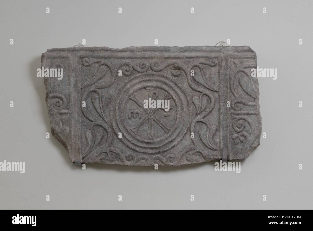 Frammento di un sarcofago marmoreo del 8th secolo (?) Frankish il monogramma di Cristo con le lettere greche alfa e omega, riferendosi a Cristo come inizio e fine di tutte le cose, erano motivi comuni sulle lapidi cristiane. Questo pezzo, come molti altri di questa regione, mostra stranamente l'alfa e l'omega capovolti, probabilmente un errore da parte dello scultore non greco-parlante. Frammento di un sarcofago marmoreo 466603 Foto Stock