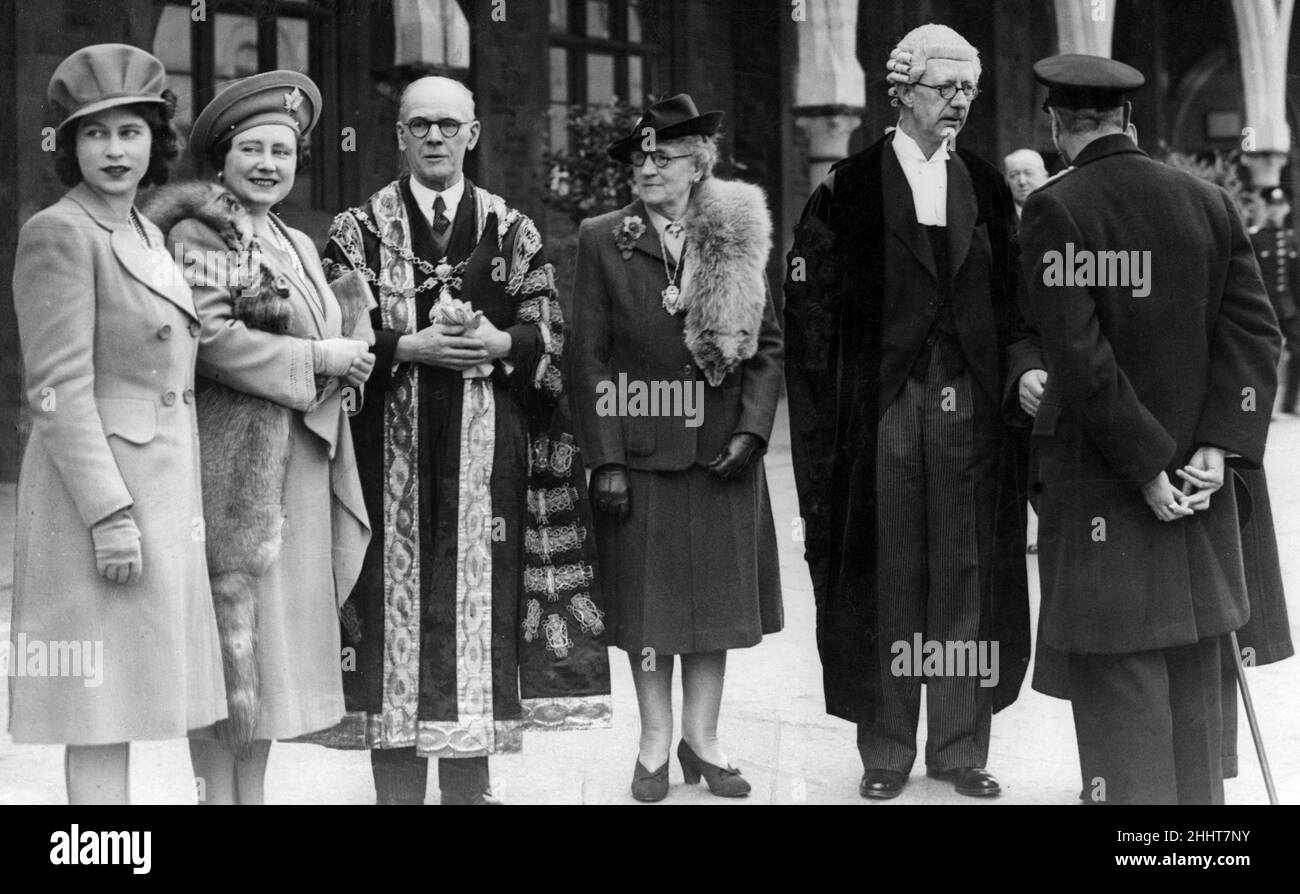 Principessa Elisabetta, Regina Elisabetta, Re Giorgio VI Sindaco di Neath, Consigliere J. Richings. 29th marzo 1944. Foto Stock