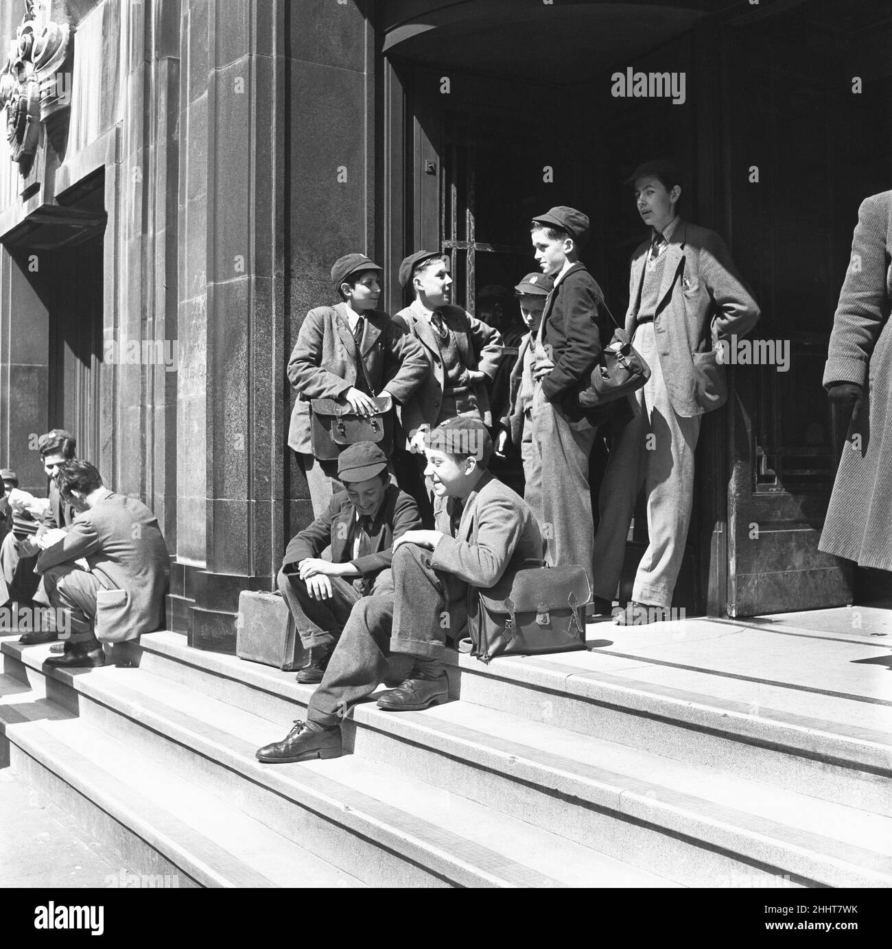 Ragazzi della Quintin School 309 Regent Street hanno le loro lezioni di chimica alla London Polytechnic School. Vedendo che il sole splende, aspettano fuori godendo del calore primaverile fino a quando la loro classe inizia il 21st maggio 1954 Foto Stock