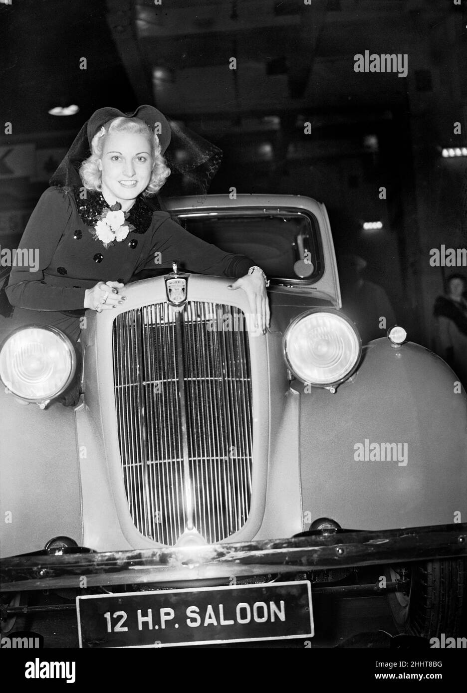 Il British International Motor Show tenuto a Earls Court, Londra, dal 14th al 23rd ottobre 1937. Una berlina Morris 12HP alla mostra. 13th ottobre 1937. Foto Stock