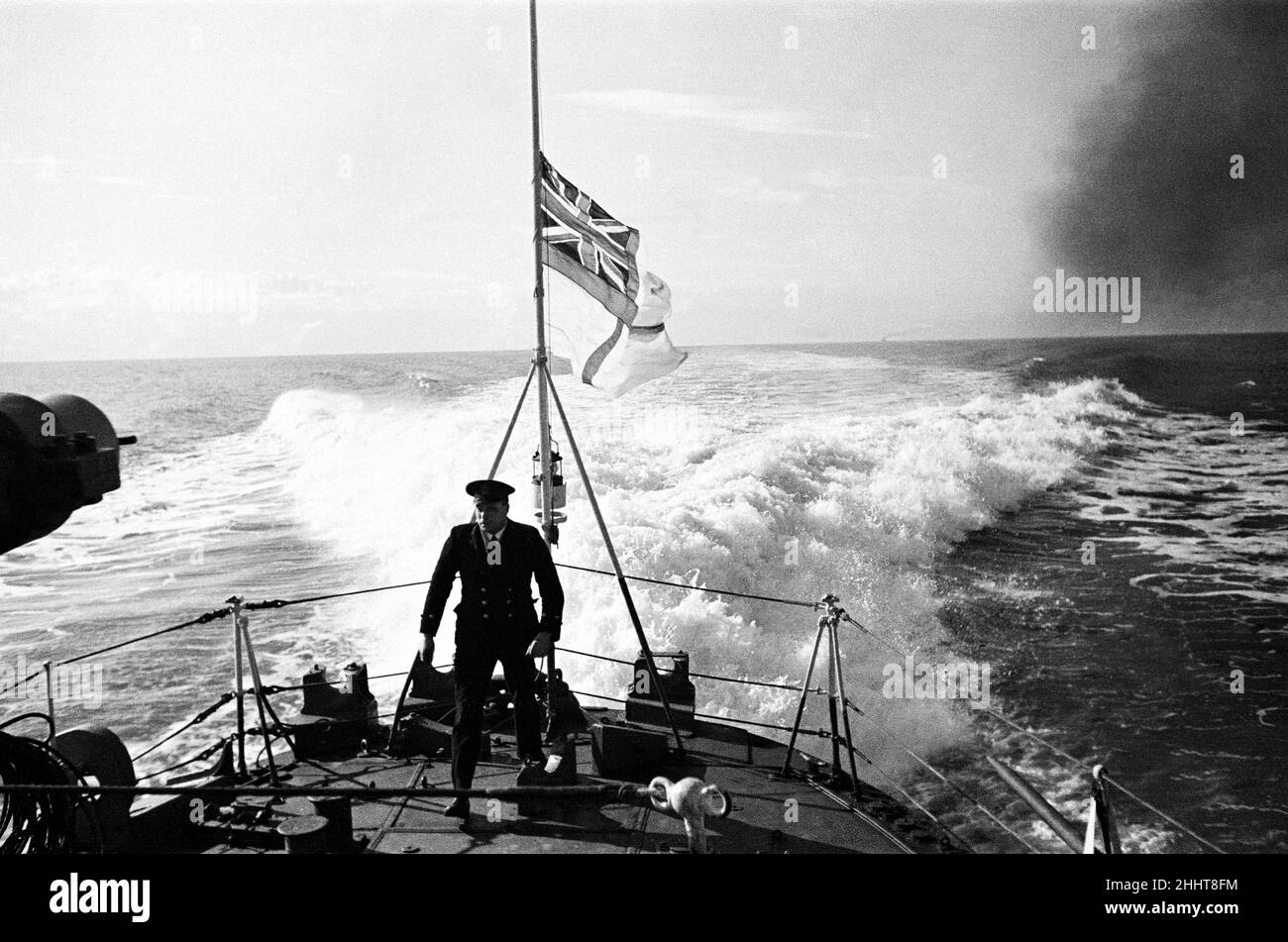 Ufficiale Petty sul ponte di un quarto di un Royal Naval Destroyer, White Ensign a metà albero, circa 1938. Foto Stock