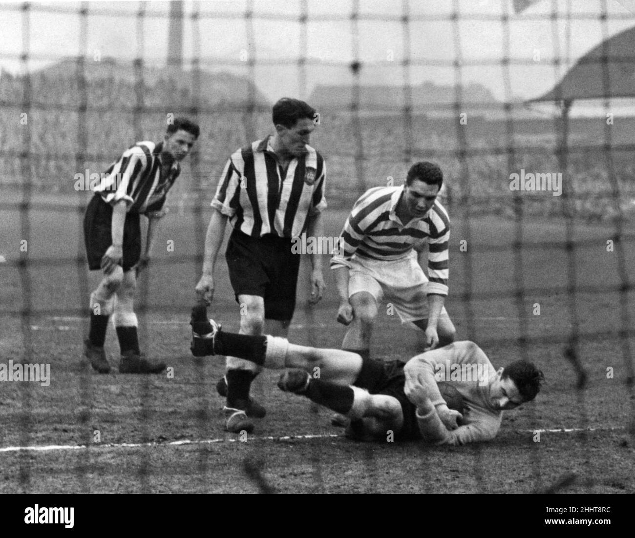 Celtic v St Mirren League Match al Celtic Park 1950 - 51 season.St Mirren portiere Kirk sul terreno come egli salva da John McPhail del Celtic Punteggio finale: Celtic 2-1 St Mirren. 17th marzo 1951. Foto Stock