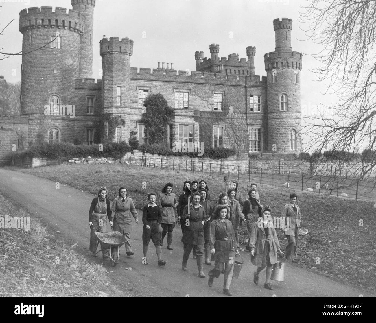 Maeslwch Castello, Radnorshire, Galles, che è gestito dal Radnor War Agricultural Committee come un ostello per le ragazze Land 1943 dicembre. Nella foto: Ragazze che si ambientano per un lavoro di una giornata, con il castello sullo sfondo. Foto Stock