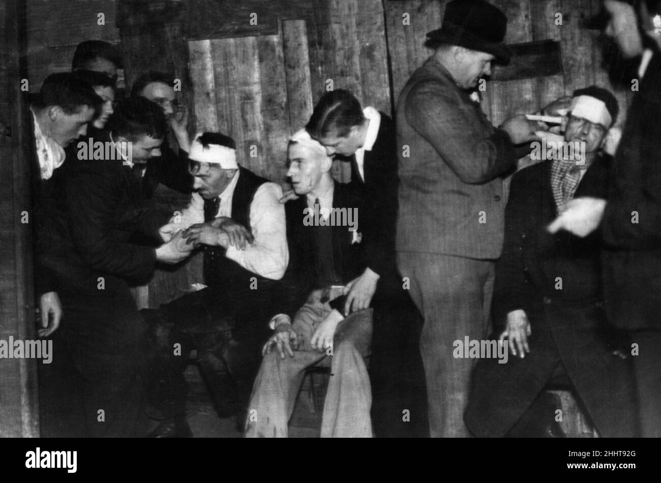 Scioperi di carbone - primo soccorso nella sala del villaggio dopo la battaglia di mezzanotte di sabato con la polizia. 26th aprile 1937. Foto Stock