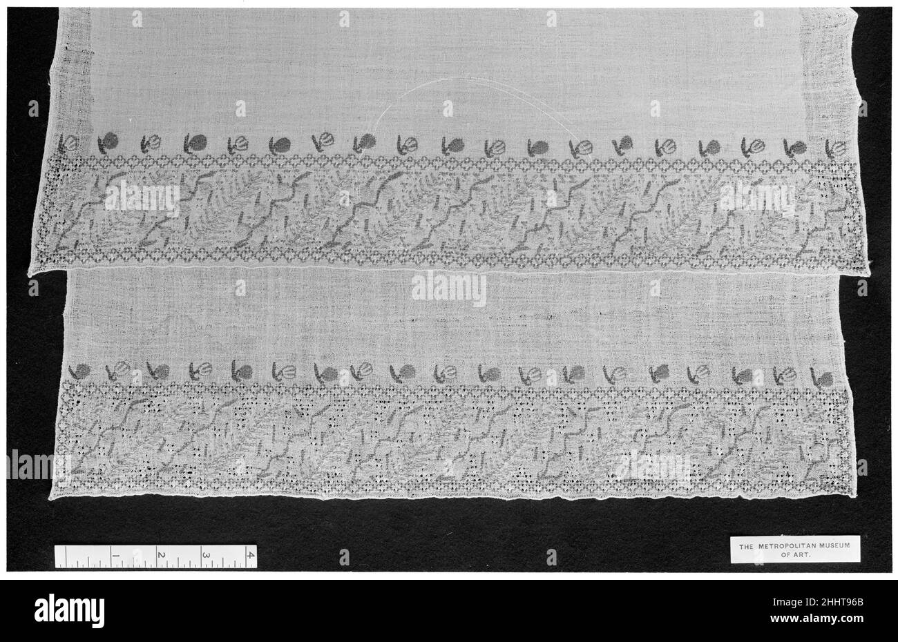 Asciugamano 19th secolo. Asciugamano. 19th secolo. Lino; ricamato in tinsel, seta e filo dorato d'argento. Attribuito alla Turchia. Tessuti ricamati Foto Stock