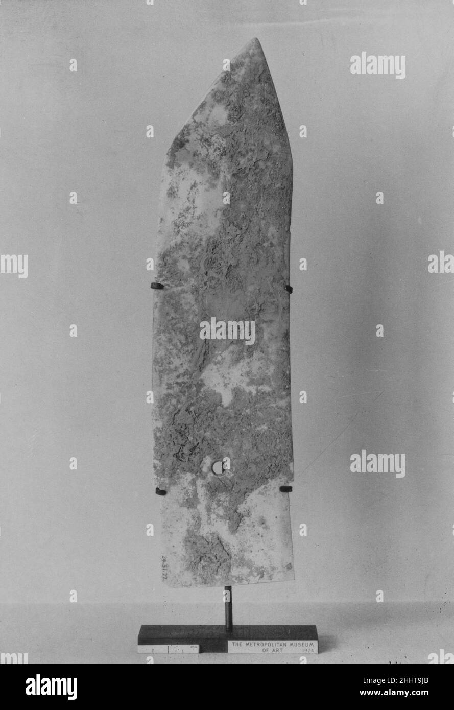 Dagger-ax cerimoniale (GE) 13th–11th secolo a.C. Cina. Dagger-ax cerimoniale (GE). Cina. 13th–11th secolo a.C. Giada (nefrite). Dinastia Shang (ca. 1600–1046 A.C.). Giada Foto Stock