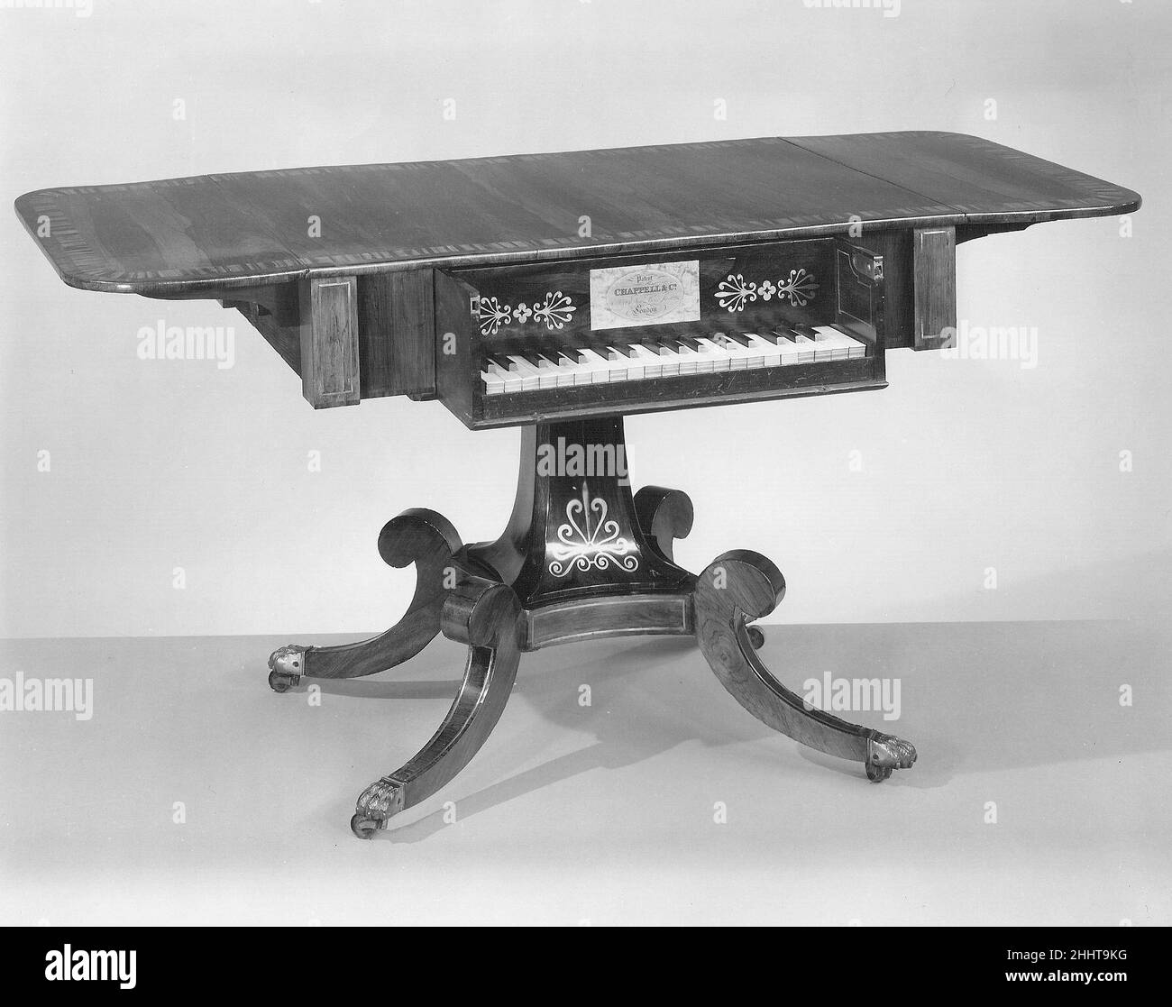 Glassichord ca. 1815 Chappell & Co. Incorporato in un cassetto nel tavolo drop-leaf è un piccolo strumento tastiera il cui suono è prodotto dall'azione dei martelli del pianoforte che colpiscono le aste di vetro accordate. Glassichord 504281 Foto Stock