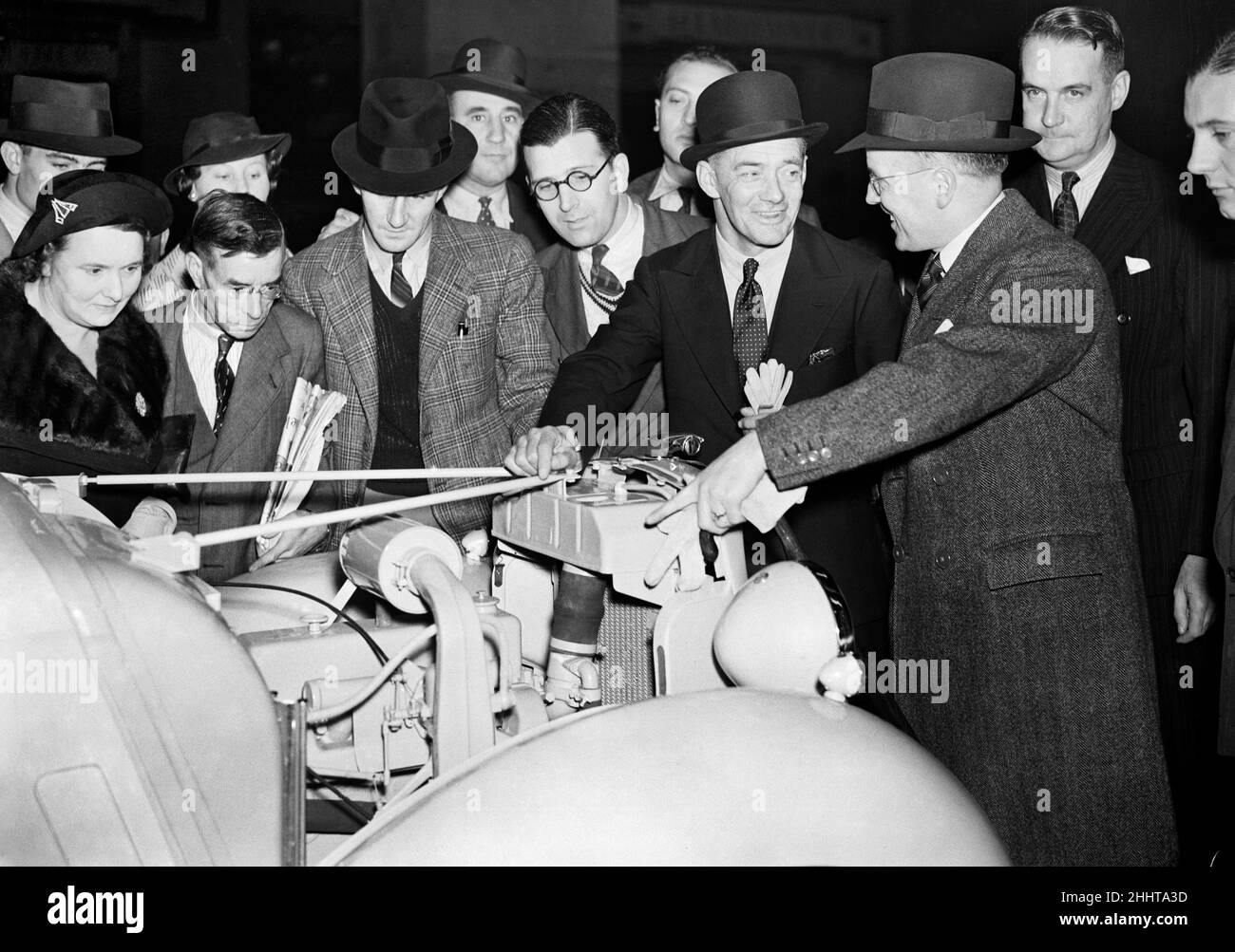 Il British International Motor Show tenutosi a Earls Court, Londra, si è tenuto dal 14th al 23rd ottobre 1937. Lord Nuffield allo stand Morris alla mostra. 14th ottobre 1937. Foto Stock