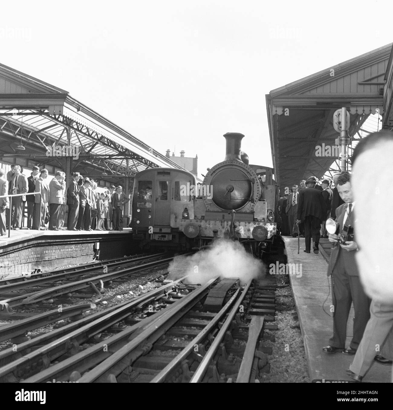Locomotiva a vapore sulla linea metropolitana di Londra 7th maggio 1954 Foto Stock