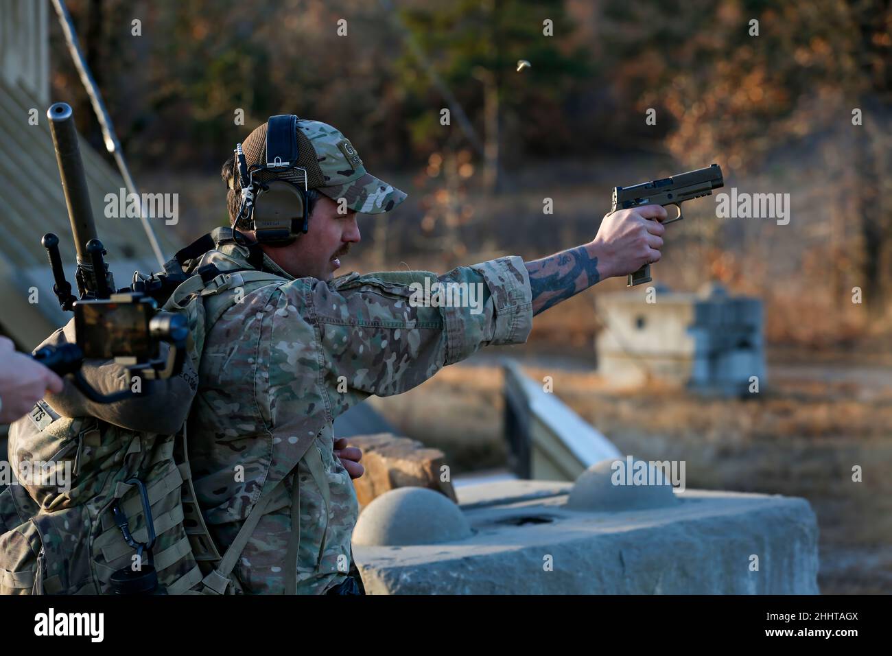 Esercito Sgt. Ryan Marsh, un uomo d'infante della Guardia Nazionale dell'Esercito del Kansas, spara una pistola il 6 dicembre durante le partite di fucile da cecchino del 31st di Winston P. Wilson e delle 51st forze Armate di abilità alle armi di riunione ospitate dal Centro di addestramento di addestramento di Markskmanship della Guardia Nazionale presso il Centro di addestramento congiunto di manovra di Fort Chaffee, Barling, Arkansas, Dic. 4-9. (STATI UNITI Guardia Nazionale dell'esercito foto di Sgt. 1st Classe Zach Sheely) Foto Stock