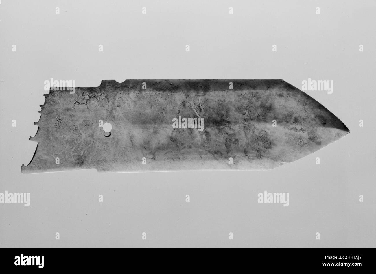 Dagger-ax cerimoniale (GE) 13th–11th secolo a.C. Cina. Dagger-ax cerimoniale (GE). Cina. 13th–11th secolo a.C. Giada (nefrite). Dinastia Shang (ca. 1600–1046 A.C.). Giada Foto Stock