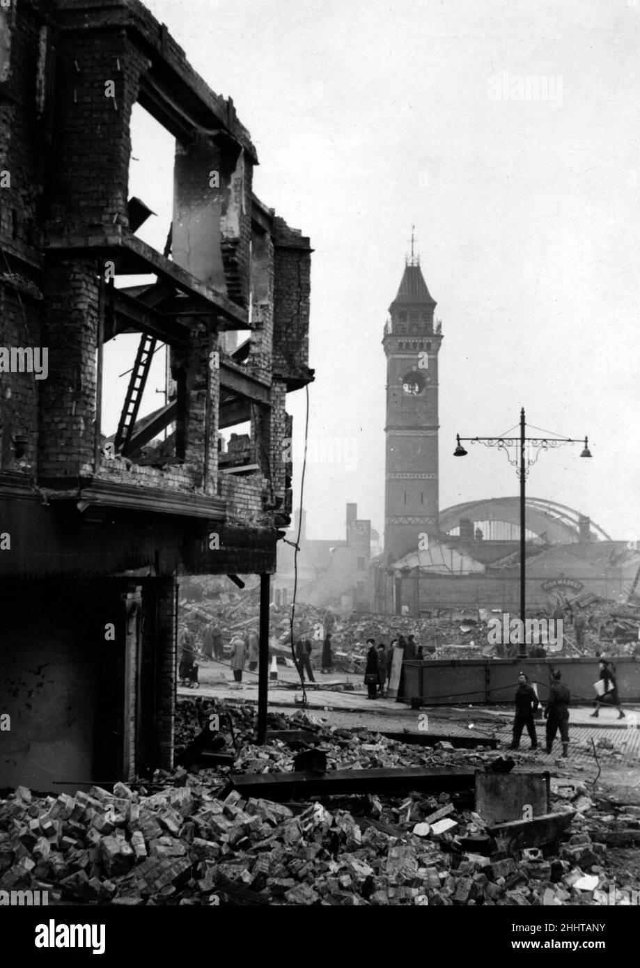 Broadgate, Coventry, poco dopo il Blitz del novembre 14th 1940. A destra dell'immagine si può vedere l'orologio del mercato, che è stato lasciato intatto ma successivamente demolito e sostituito quando il nuovo circolare Coventry Retail Market è stato costruito su un nuovo sito nel 1958,1940 Foto Stock