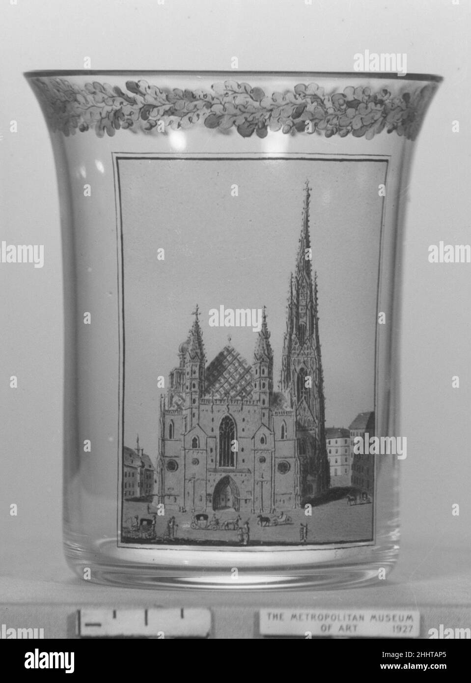 Becher con vista sullo Stephansdom, Vienna 1812 Gottlob Samuel Mohn Vista sullo Stephansdom, o sulla Cattedrale di Santo Stefano (Vienna) in smalto traslucido brillante. L'artista, Gottlob Samuel Mohn, era figlio di Samuel Mohn (1762–1815) di Dresda, il creatore di smalti altamente traslucidi per la pittura su vetro con piccoli effetti delicati. Gottlob si recò a Vienna nel 1811 e vi comunicò l'arte ad Anton Kothgasser e ad altri pittori di vetro. Becher con vista sul Stephansdom, Vienna. Austriaco, Vienna. 1812. Vetro. Vetro Foto Stock