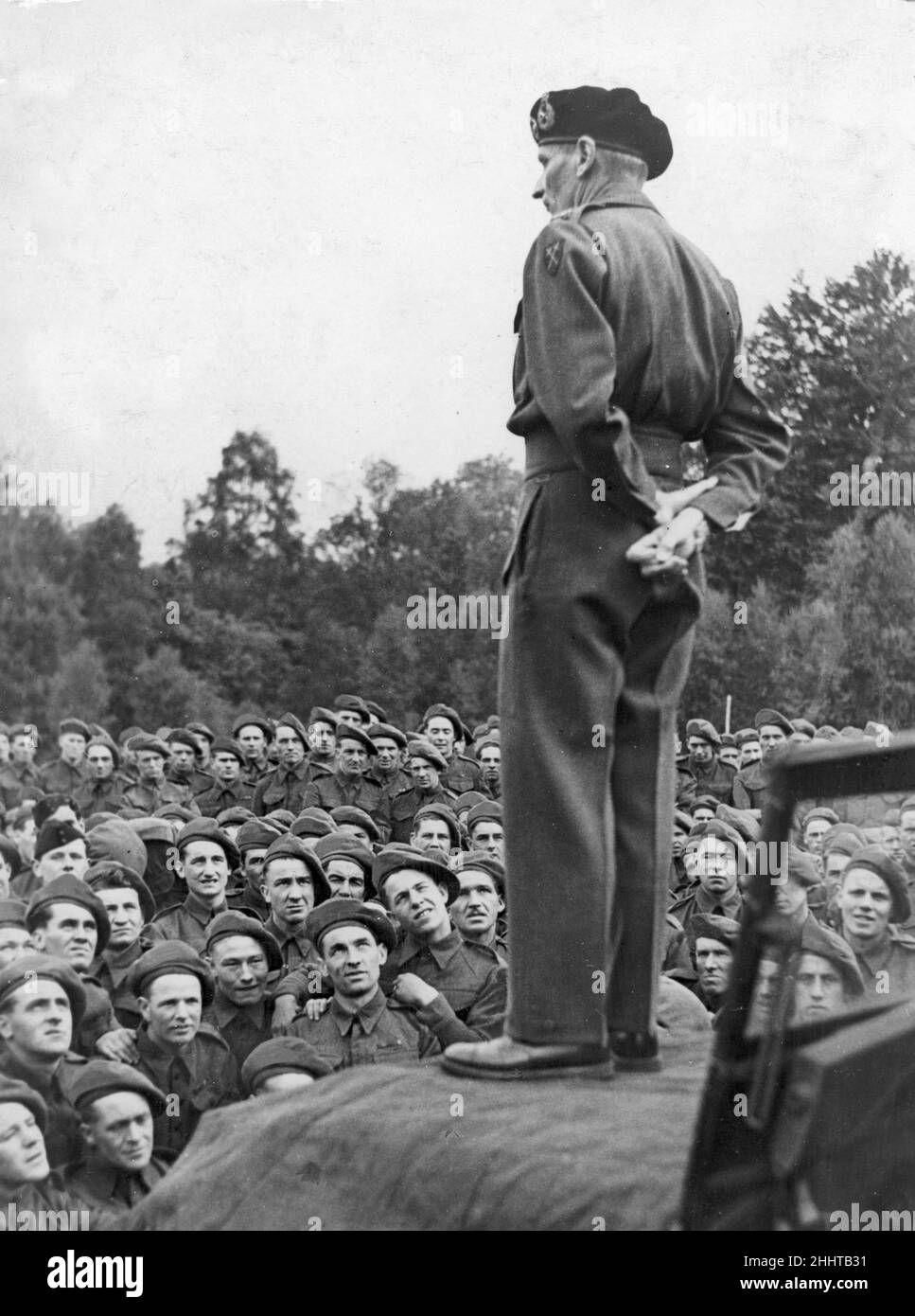 Il generale Bernard Montgomery si trova sul cofano di una jeep mentre si rivolge alle truppe durante un tour di ispezione prima del D-Day. Maggio 1944 Foto Stock