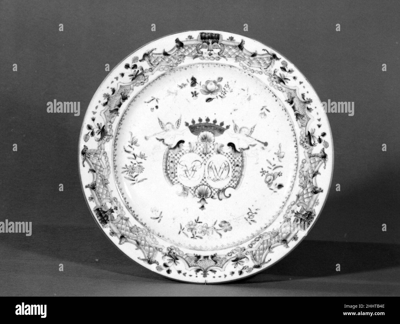 Piatto (uno di un paio) ca. 1760 cinese, per il mercato danese. Piatto (uno di un paio). Cinese, per il mercato danese. CA. 1760. Porcellana a pasta dura. Ceramica-porcellana-esportazione Foto Stock Piatto (uno di un paio) ca. 1760 cinese, per il mercato danese. Piatto (uno di un paio). Cinese, per il mercato danese. CA. 1760. Porcellana a pasta dura. Ceramica-porcellana-esportazione Foto Stock