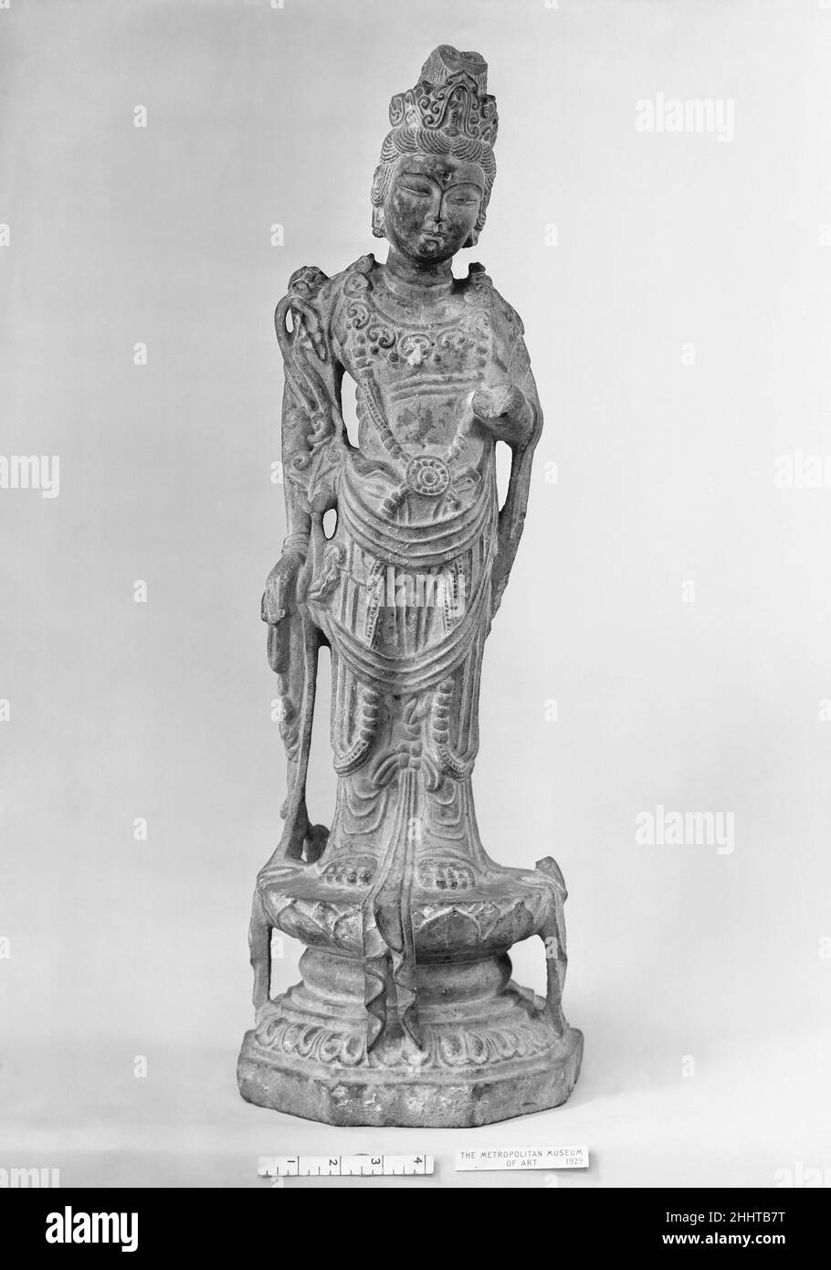 Bodhisattva Avalokiteshvara (Guanyin) Cina. Bodhisattva Avalokiteshvara (Guanyin). Cina. Pietra calcarea. Stile della dinastia Tang (618–907). Scultura Foto Stock