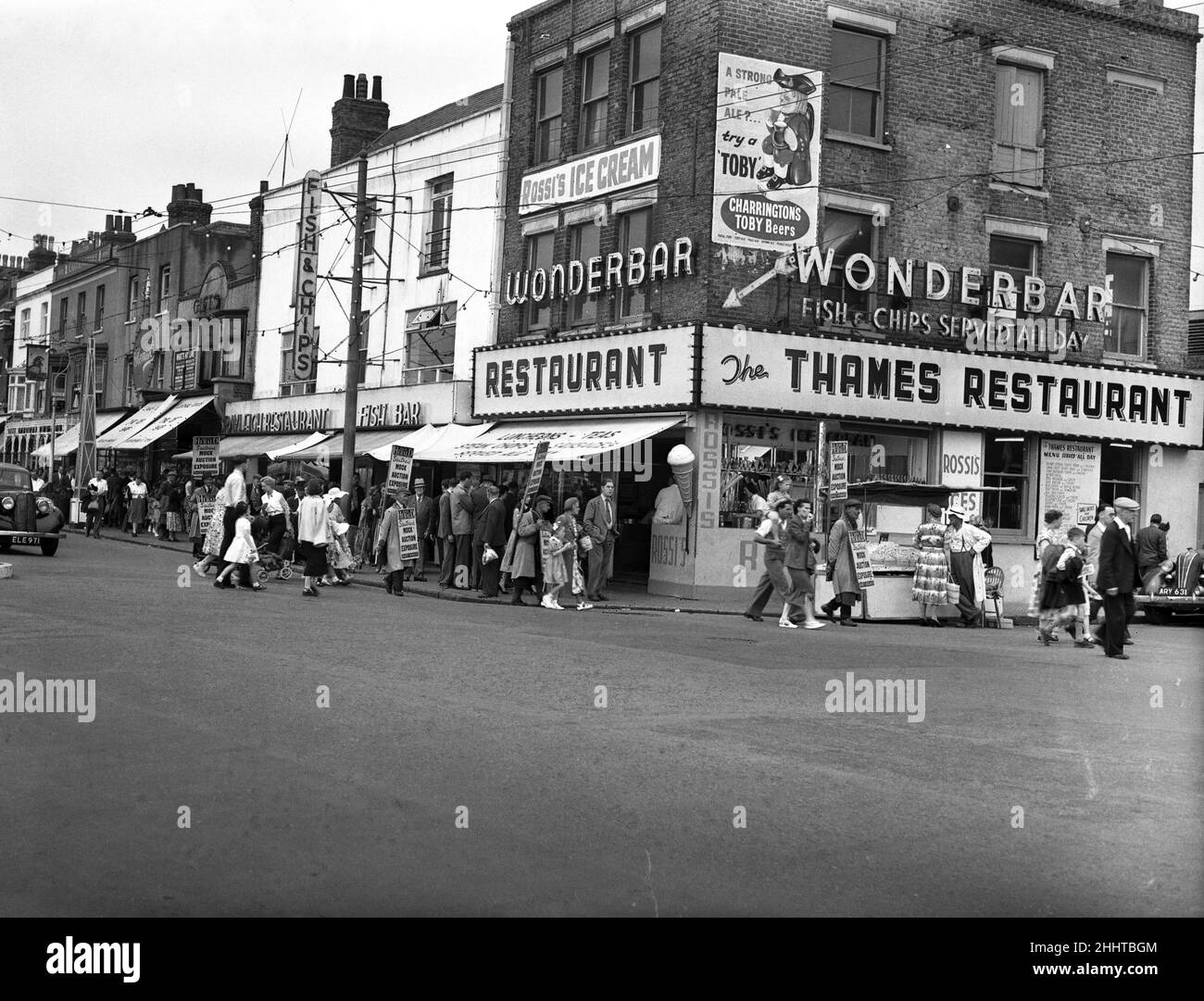 Negozi sul lungomare a Southend-on-Sea, Essex, Inghilterra. 3rd agosto 1954. Foto Stock