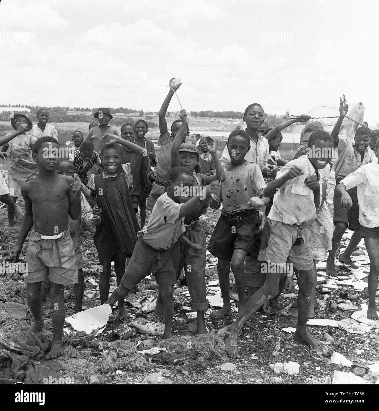 I bambini delle cittadine di Langa e Windermere sono stati visti qui per scovare la punta dei rifiuti di Orlando vicino a Città del Capo. 4th febbraio 1955 Foto Stock