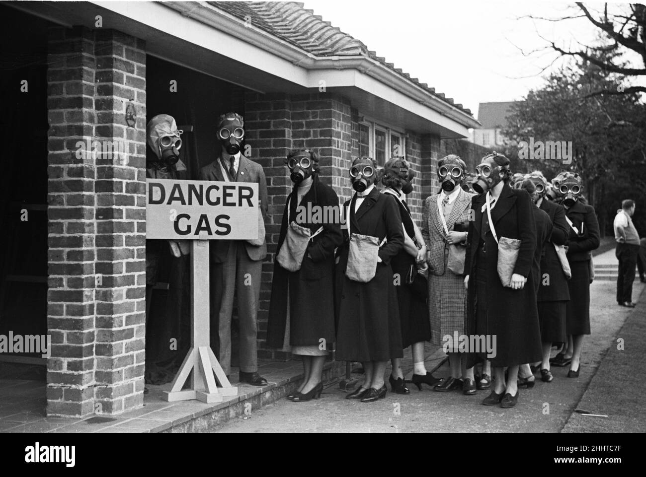 Preparativi per la guerra. Gli operai dell'ARP e i membri del pubblico generale qui visti durante un'esercitazione di attacco di gas di difesa civile a Kingston. Giugno 1938 Foto Stock