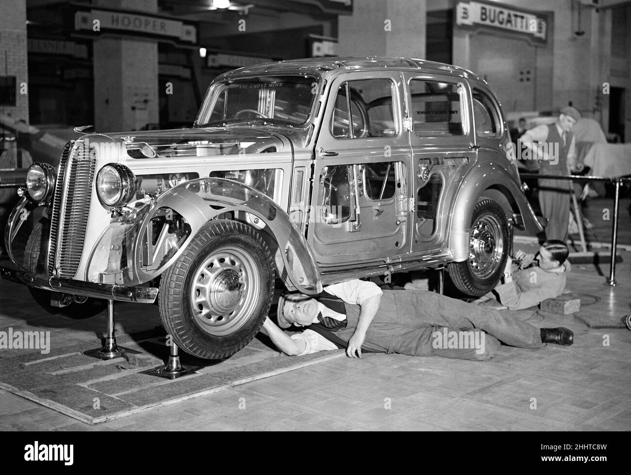 Il British International Motor Show tenuto a Earls Court, Londra, dal 14th al 23rd ottobre 1937. Un Hillman Minx alla mostra. 12th ottobre 1937. Foto Stock