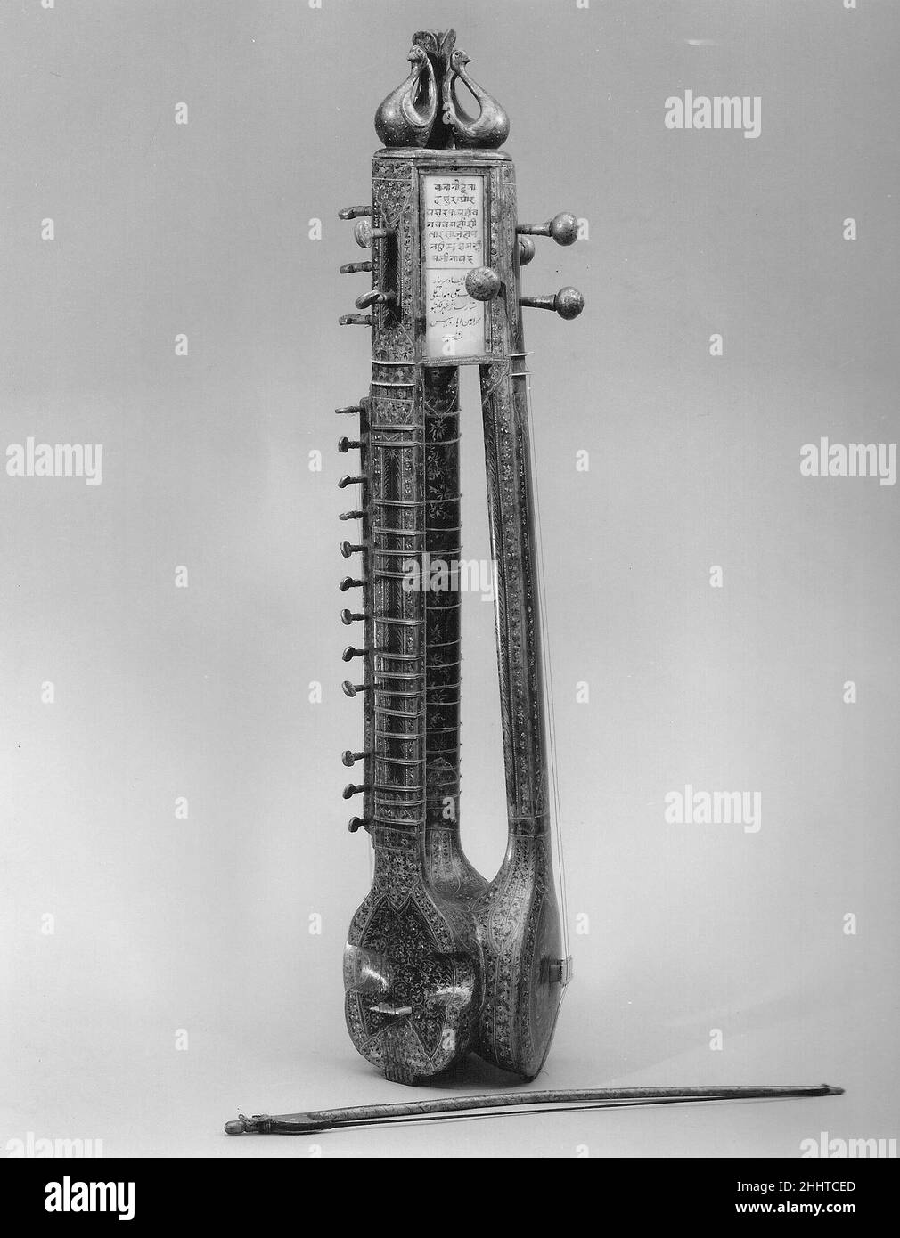 Sūr pyār (Compound Sitar, Tambura, Esraj) fine 19th secolo indiano questo strumento di novità è costituito da un tāmbūra, sitār, e esrāj Uniti insieme alla base e PEG box. Coniato il “sūr pyār” o “suono incantevole” dai suoi inventori, Ashraf Ali e Nawab Ali, dimostra l’innovazione nella produzione di strumenti indiani nel 19th secolo. Le etichette sui tre lati dello strumento sono in inglese, urdu e hindi. La presenza delle tre lingue su un unico strumento indica il cosmopolitismo multiculturale di Lucknow all'epoca, così come la diversa clientela dei costruttori di strumenti musicali. N Foto Stock