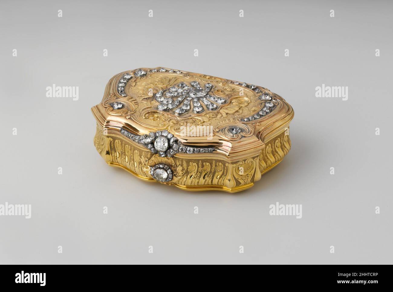 Snuffbox 1734–35 Daniel Govaers (o Gouers) Francese l'uso dello snuff non divenne di moda in Francia fino alla morte, nel 1715, di Luigi XIV, che era noto per disapprovare l'abitudine. Al momento della produzione di questa scatola d'oro, la presa del tabacco da fiuto era un rituale sociale importante ed elaborato. Non solo ci erano regole di etiquette per esso ma le scatole che contenevano il tabacco in polvere sono diventato altamente desiderabili e accessori visibili, servendo come dichiarazioni circa sia il proprio gusto che il proprio stato finanziario. Durante la visita a Parigi dall'Inghilterra con il suo grande amico Samuel Johnson, Hester Thrale Foto Stock