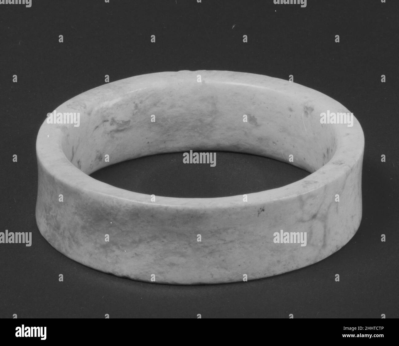 Anello di Giada ca. 2400–2000 a.C. Cina. Jade Ring. Cina. CA. 2400–2000 A.C. Giada (Nefrite). Periodo neolitico. Giada Foto Stock