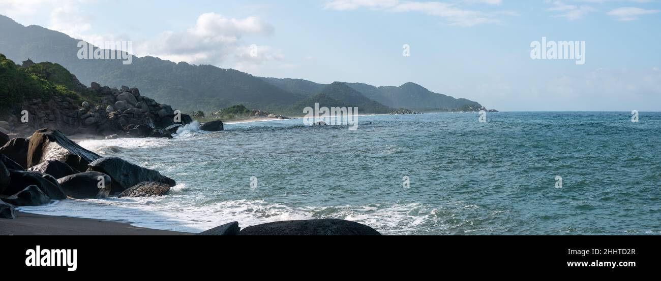 Paesaggio delle onde del mare con un lotto di schiuma nel Parco Tayrona, Colombia Foto Stock