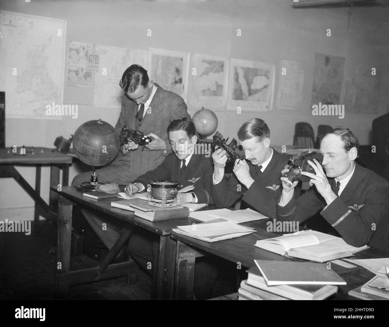 I piloti commerciali visti qui tornano alla scuola di volo all'Aeroporto di Croydon per studiare la navigazione. 15th dicembre 1937 Foto Stock