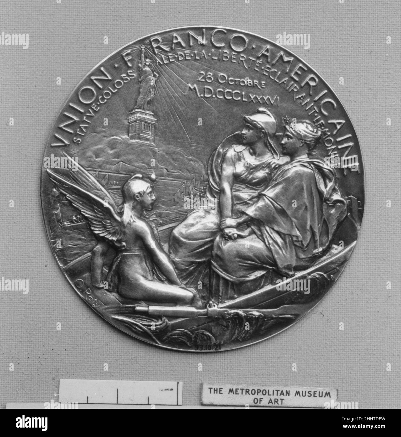 Il dono della Statua della libertà Bartholdi da parte dei francesi alla Repubblica americana, 1886 1886 Medalista: Louis-Oscar Roty Francese. Il dono della Statua della libertà Bartholdi da parte dei francesi alla Repubblica americana, 1886. Medaglia: Louis-Oscar Roty (francese, Parigi 1846–1911 Parigi). Francese. 1886. Bronzo argentato, colpito (solo obverso). Medaglie e Plaquettes Foto Stock