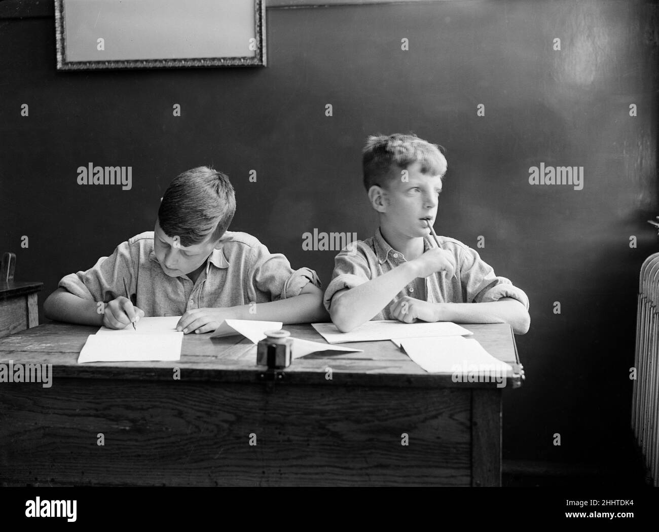 Due ragazzi durante la seconda Guerra Mondiale.c1939. Foto Stock