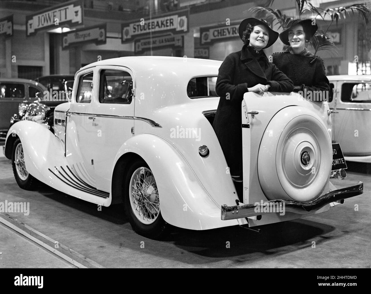 Il British International Motor Show tenutosi a Earls Court, Londra, dal 14th al 23rd ottobre 1937. Le donne che si posano nella scarpa di una Triumph Dolomite alla mostra. 13th ottobre 1937. Foto Stock