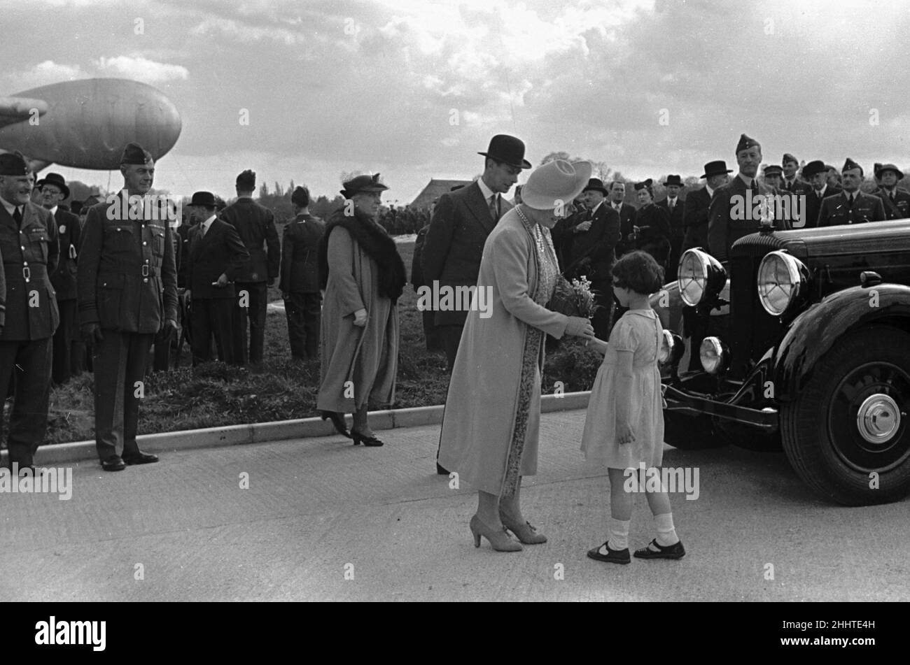 Royal Party a Hook. Balloon Barrage con il re e la regina e il primo ministro Neville Chamberlain in presenza. Aprile 1939 Foto Stock