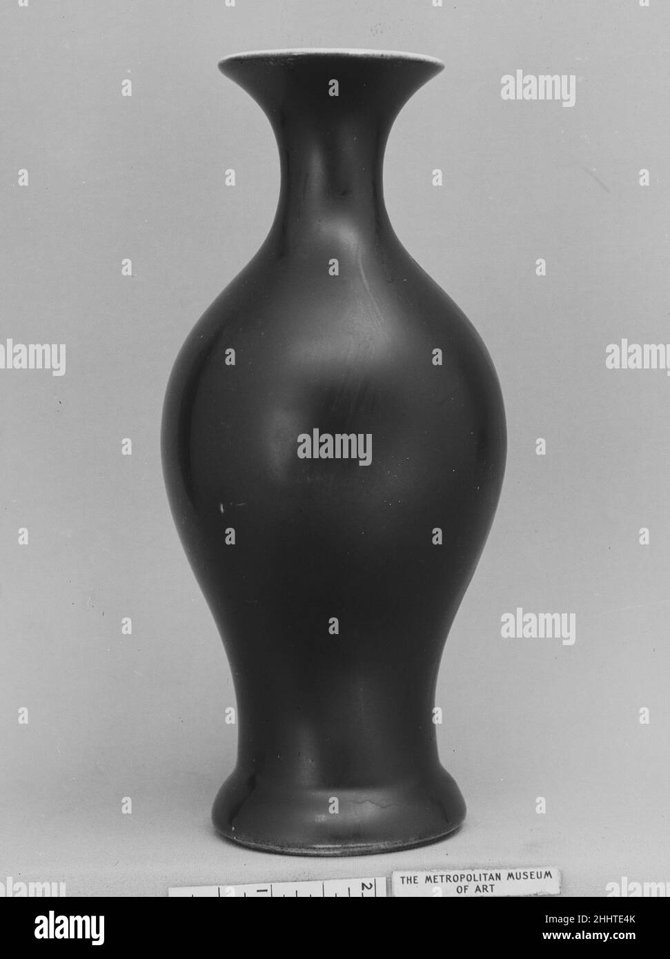 Vaso fine 18th–inizio 19th secolo Cina. Vaso. Cina. Fine 18th–inizio 19th secolo. Porcellana con glassa di colore rosso corallo (Jingdezhen ware). Dinastia Qing (1644-1911). Ceramica Foto Stock