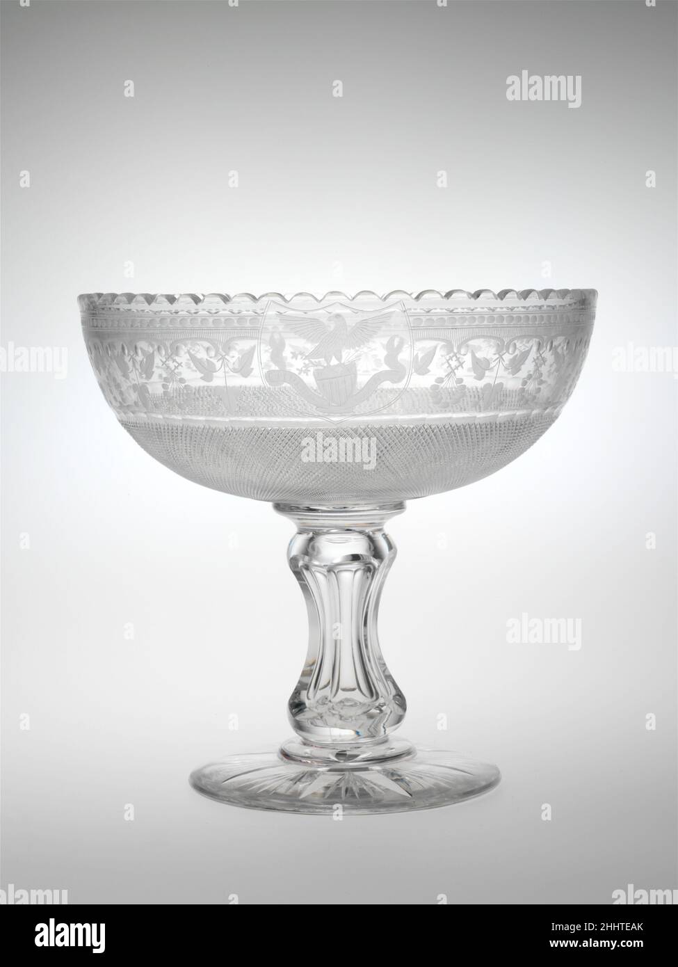 Compote 1861 Long Island Flint Glass Works of Christian Dorflinger questa compote, incisa con una versione del Grande Sigillo degli Stati Uniti, faceva parte di un servizio più ampio ordinato da Mary Todd Lincoln nel 1861 per l'uso nella Casa Bianca. Comtote 2211 Foto Stock