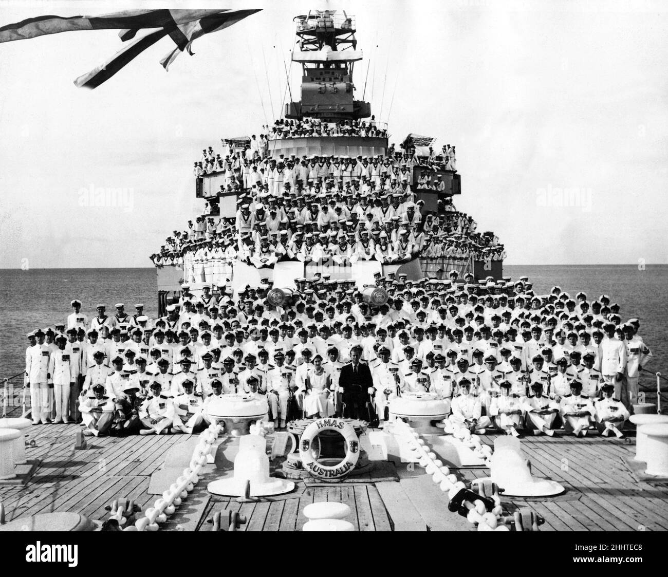 La regina Elisabetta II e il principe Filippo hanno raffigurato con la compagnia di navi sul HMAS Australia durante la loro visita a Cairns, nel Queensland settentrionale, durante il Royal Tour del Commonwealth.March 1954. Foto Stock