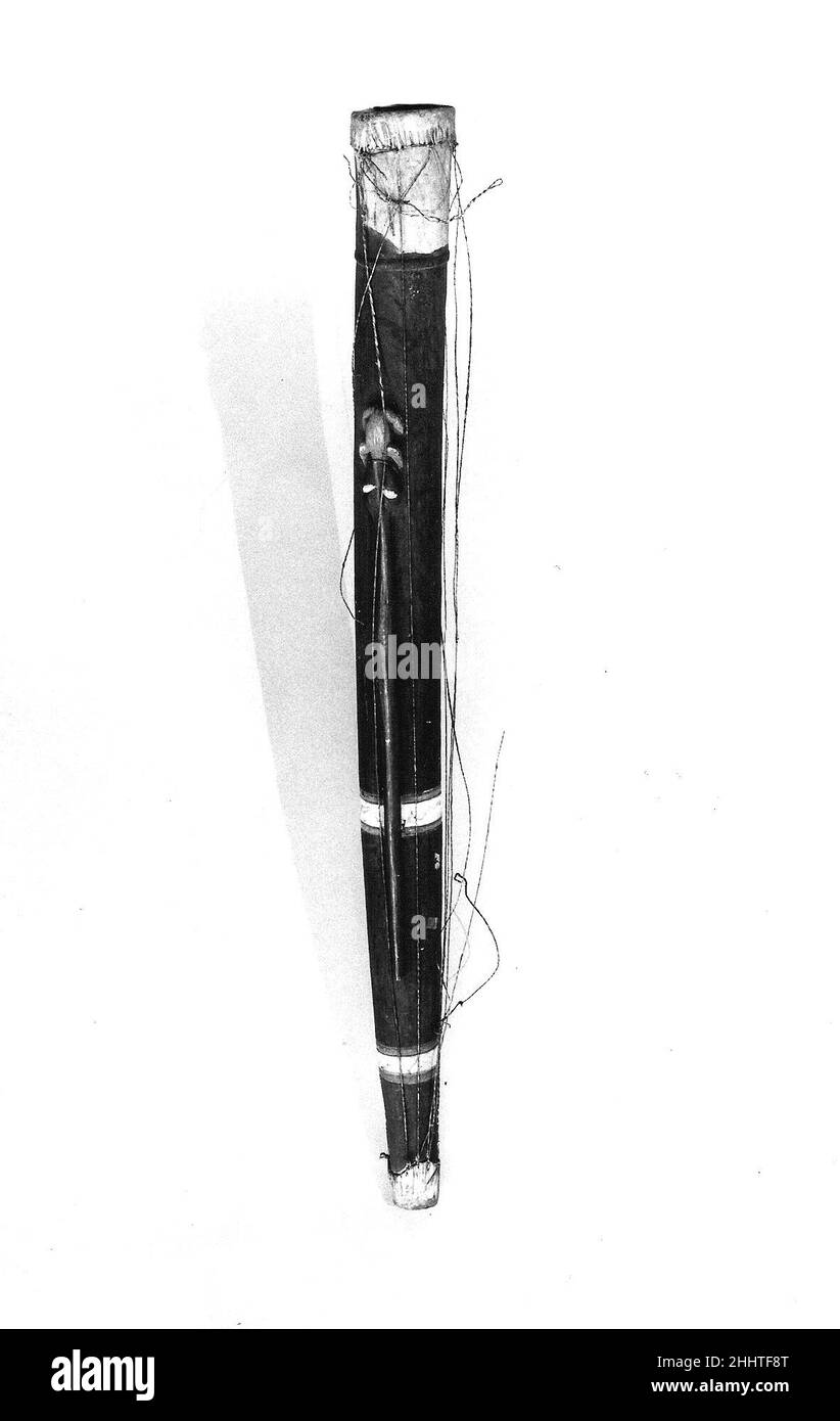 Ndungu 19th secolo probabilmente popoli Mayombe nella Repubblica Democratica del Congo Ndungu è un termine ampio e diffuso per questo lungo tamburo slanciato. Il tamburo è giocato in due modi: Il giocatore si trova a cavallo dello strumento per giocare la testa più grande e lo stretto in riposa in un cavalletto o il tamburo può essere trasportato sopra le teste di due portieri mentre il giocatore si trova di fronte alla testa del tamburo più grande. Ndungu 502043 Foto Stock