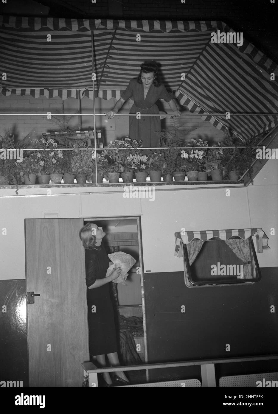 British International Motor Show, tenuto a Earls Court, Londra, dal 17th al 27th ottobre 1951. I modelli abitano la casa di lusso del motore. Foto Stock