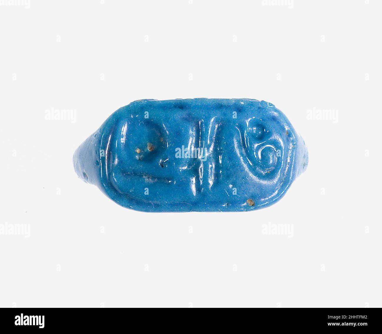 Anello inscritto con il Trono Nome di Amenhotep III ca. 1390–1353 a.C. nuovo regno i geroglifici inscritti sulla cornice ad anello identificano il re con il suo trono Nebmaatre e affermano che fu scelto dal dio Re.. Anello inscritto con il Trono Nome di Amenhotep III ca. 1390–1353 A.C. Faience. Nuovo Regno. Dall'Egitto, dall'Alto Egitto, da Tebe, da Malqata, dal Palazzo di Amenhotep III, dagli scavi di MMA, dal 1910 al 11. Dynasty 18 Foto Stock