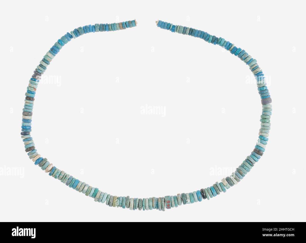 Stringa di piccole biglie disco ca. 1390–1353 a.C. nuovo Regno. Stringa di piccole perline di dischi ca. 1390–1353 A.C. Faience. Nuovo Regno. Dall'Egitto, dall'Alto Egitto, da Tebe, da Malqata, dal Palazzo di Amenhotep III, dagli scavi di MMA, dal 1910 al 12. Dynasty 18 Foto Stock