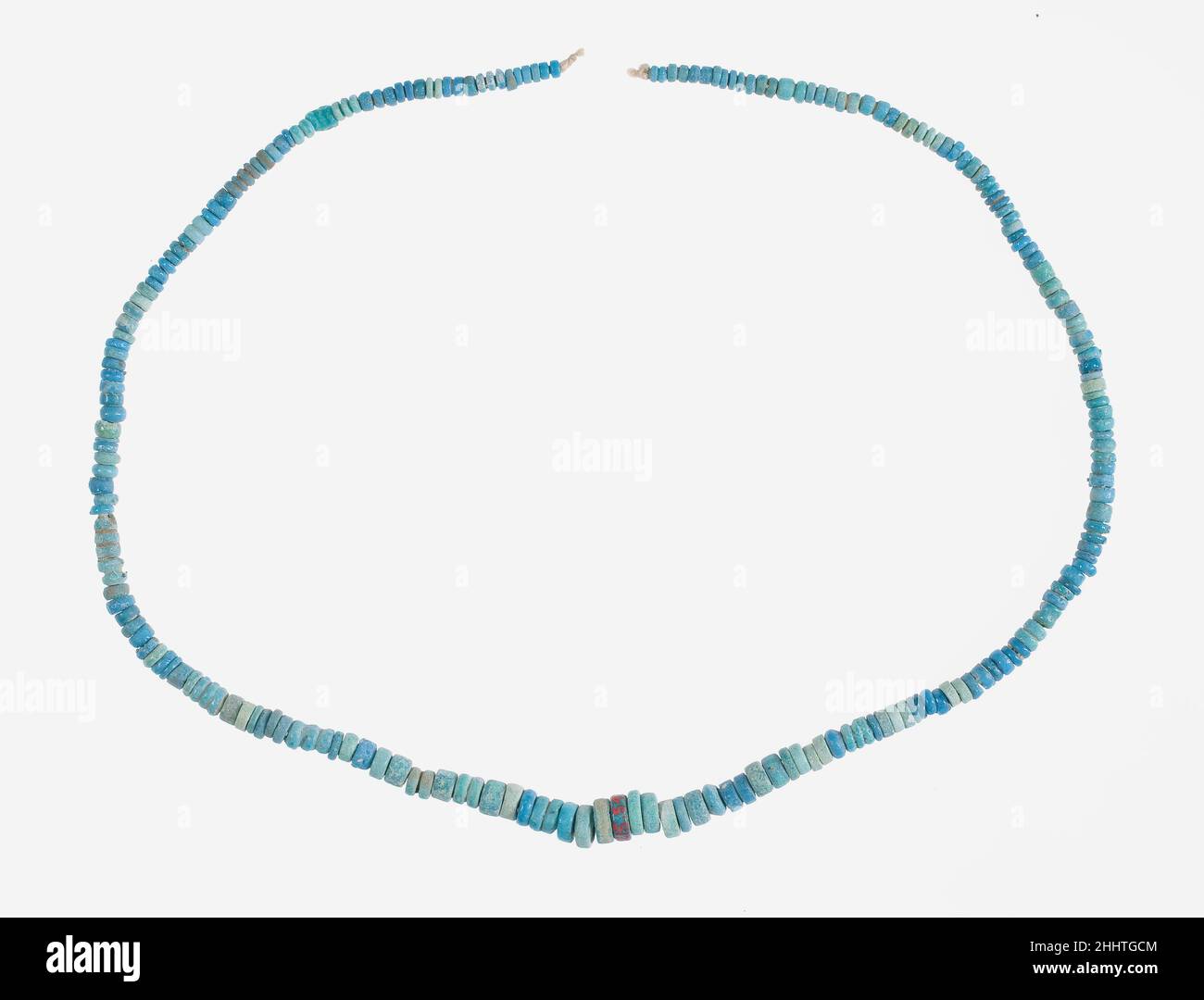Stringa di piccole biglie disco ca. 1390–1353 a.C. nuovo Regno. Stringa di piccole perline di dischi ca. 1390–1353 A.C. Faience. Nuovo Regno. Dall'Egitto, l'Alto Egitto, Tebe, Malqata, Palazzo di Amenhotep III, S. riviste a W. (1910-11), scavi MMA, 1910–12. Dynasty 18 Foto Stock