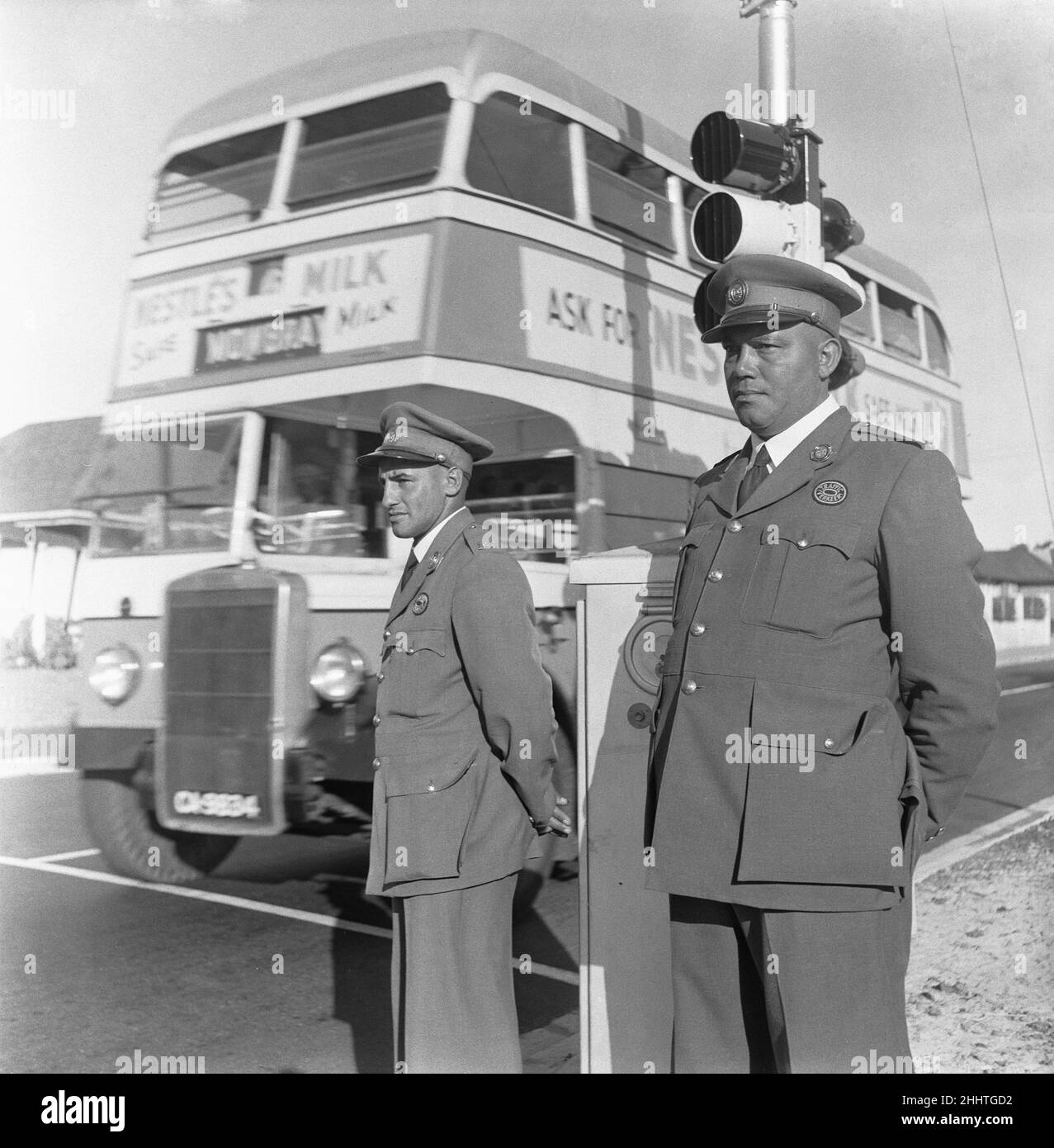 Polizia stradale in servizio a un semaforo a Città del Capo 4th febbraio 1955 Foto Stock