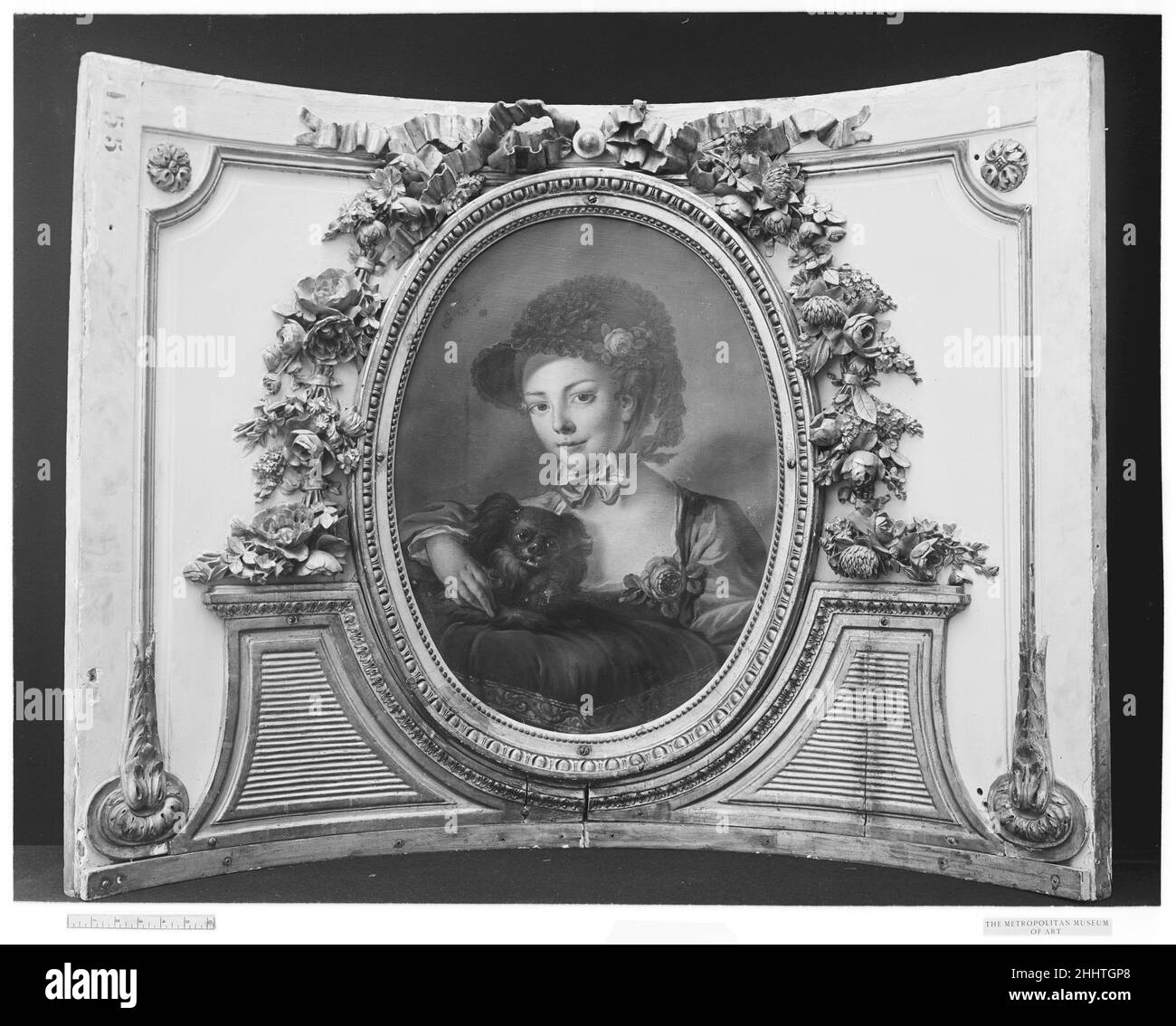 Donna con un cane (uno di un set) 1770–90 Francese Pittore queste porte (07.225.155a–d), dal 46, rue Saint-Antoine, Parigi, incorporano motivi di Boucher. Donna con un cane (uno di un set). Pittore francese , ca. 1775. Francese. 1770–90. Olio su tela. Dipinti-decorativi Foto Stock