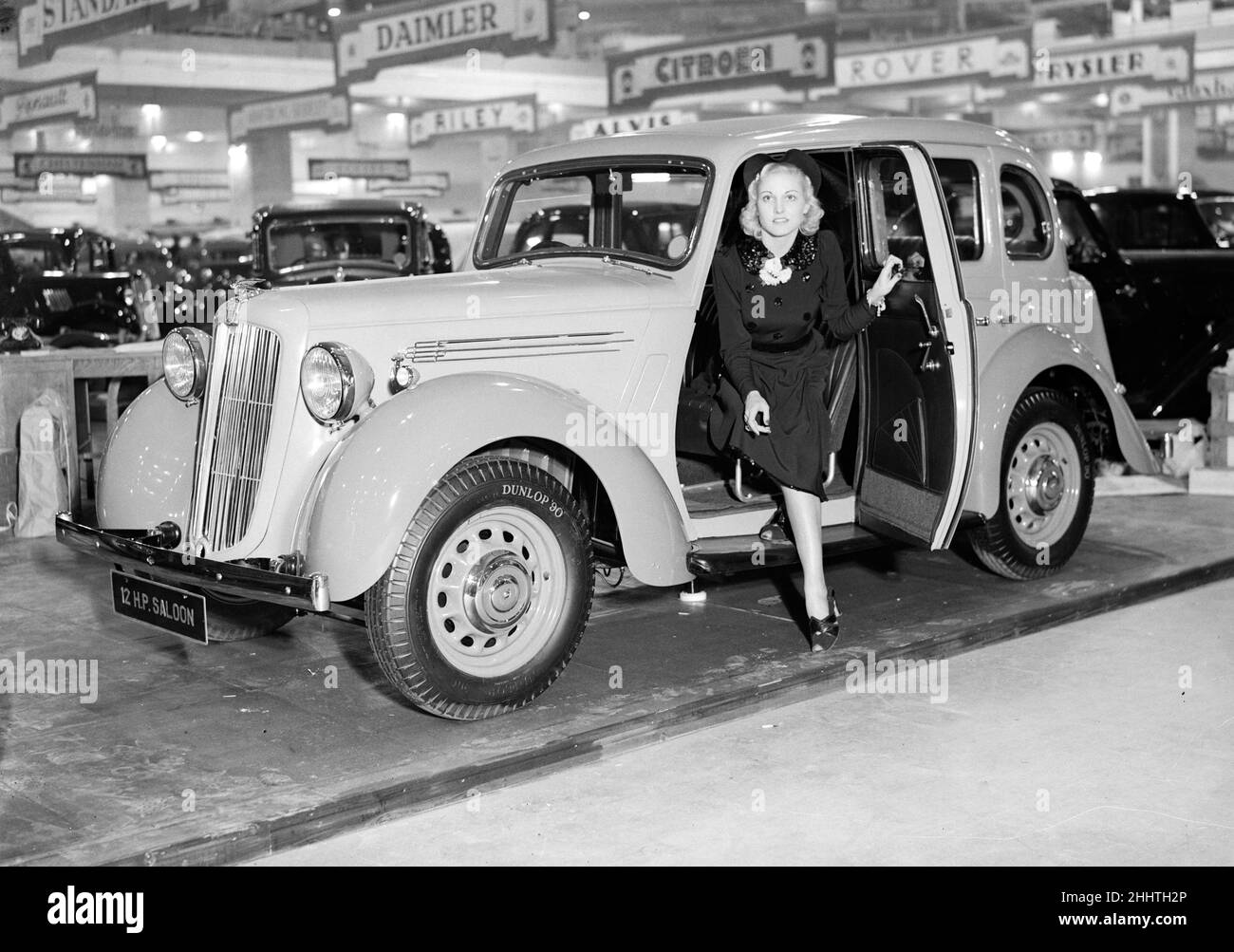 Il British International Motor Show tenuto a Earls Court, Londra, dal 14th al 23rd ottobre 1937. Uscita da Morris 12HP alla mostra. 13th ottobre 1937. Foto Stock