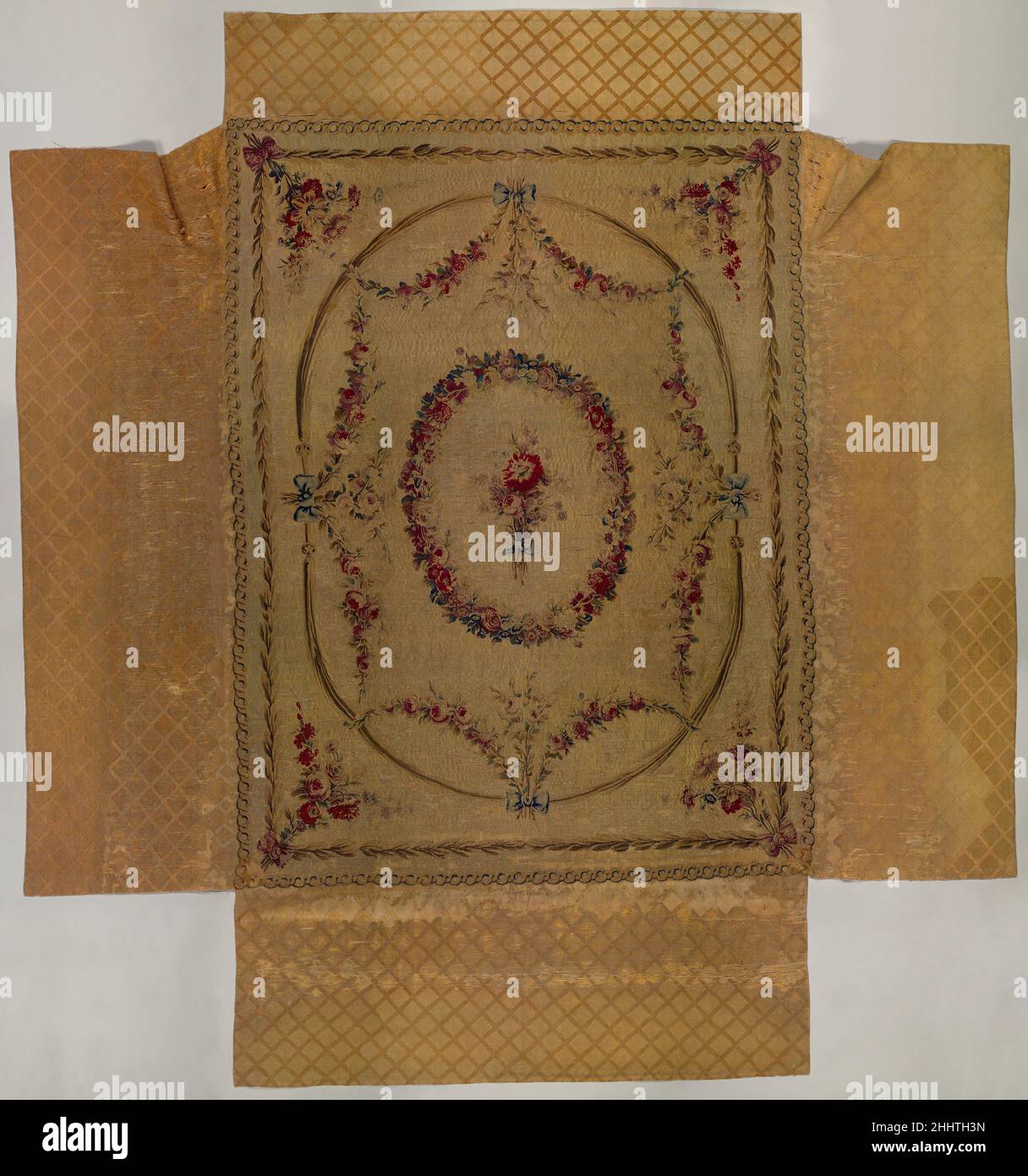 Copriletto per un letto (lit à la duchesse en impériale) ca. 1780–90 Tapestry fatto a Beauvais come il suo baldacchino a cupola di dimensioni normali è sospeso al soffitto piuttosto che supportato su pali, questo letto tester, che porta il timbro del menuisier Georges Jacob, è un tipo chiamato Lit à la duchesse en impériale. I suoi appendiabiti originali ma ora fragili, tessuti nel 1782–83 presso la manifattura di arazzi di Beauvais su disegni di Jean-Baptiste Huet (1745–1811), sono stati sostituiti da una moderna damasche di seta, ad eccezione del rivestimento della cupola interna. I letti francesi settecenteschi tendevano ad essere nobili, come era consuetudine Foto Stock