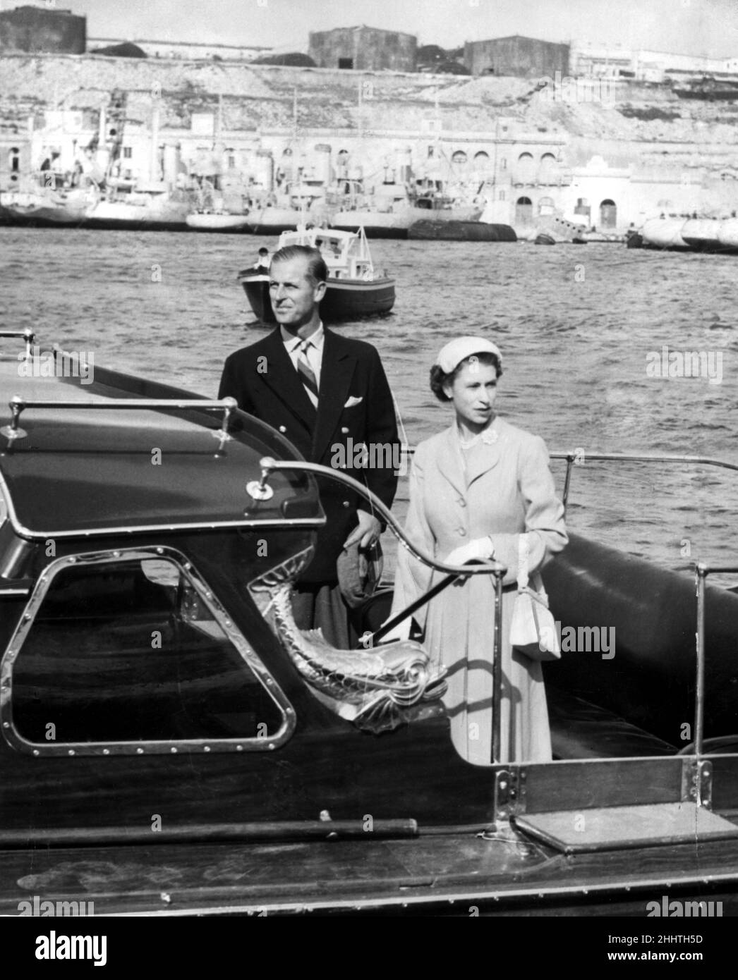 La Regina Elisabetta II e il Principe Filippo lasciano il porto di Malta per salire a bordo del Royal Yatch Britannia durante il Royal Tour del Commonwealth.7th maggio 1954. Foto Stock