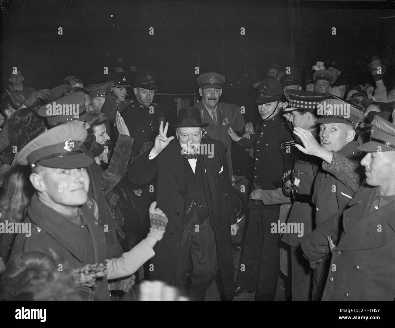 L'ex primo Ministro e leader del partito Tory qui visto salutare la folla fuori dalla Royal Albert Hall con il suo famoso due dita contro per la vittoria saluto. Churchill partecipava ad una riunione dell'esercito del 8th. 23rd ottobre 1946 Foto Stock