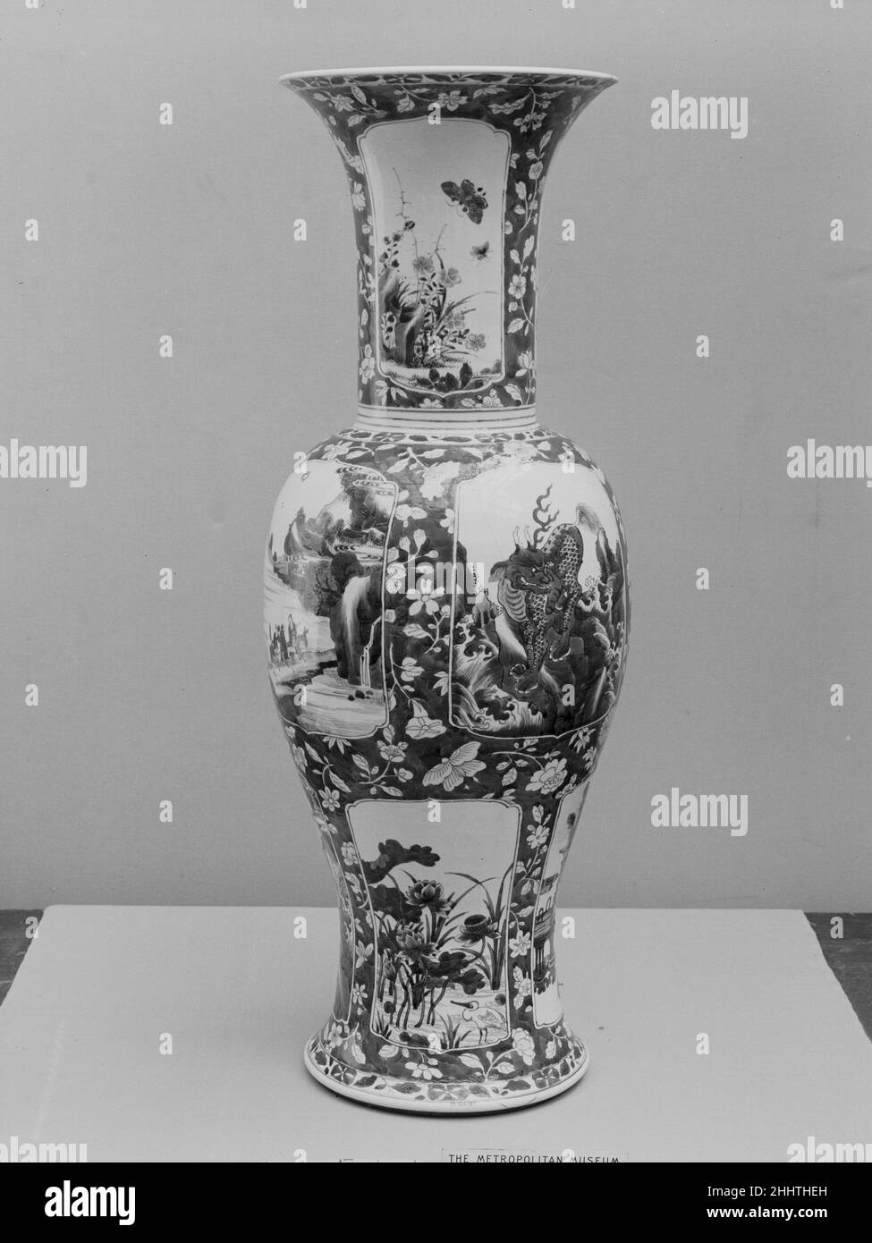 Vaso Cina. Vaso. Cina. Porcellana. Dinastia Qing (1644-1911), periodo Kangxi (1662-1722). Ceramica Foto Stock