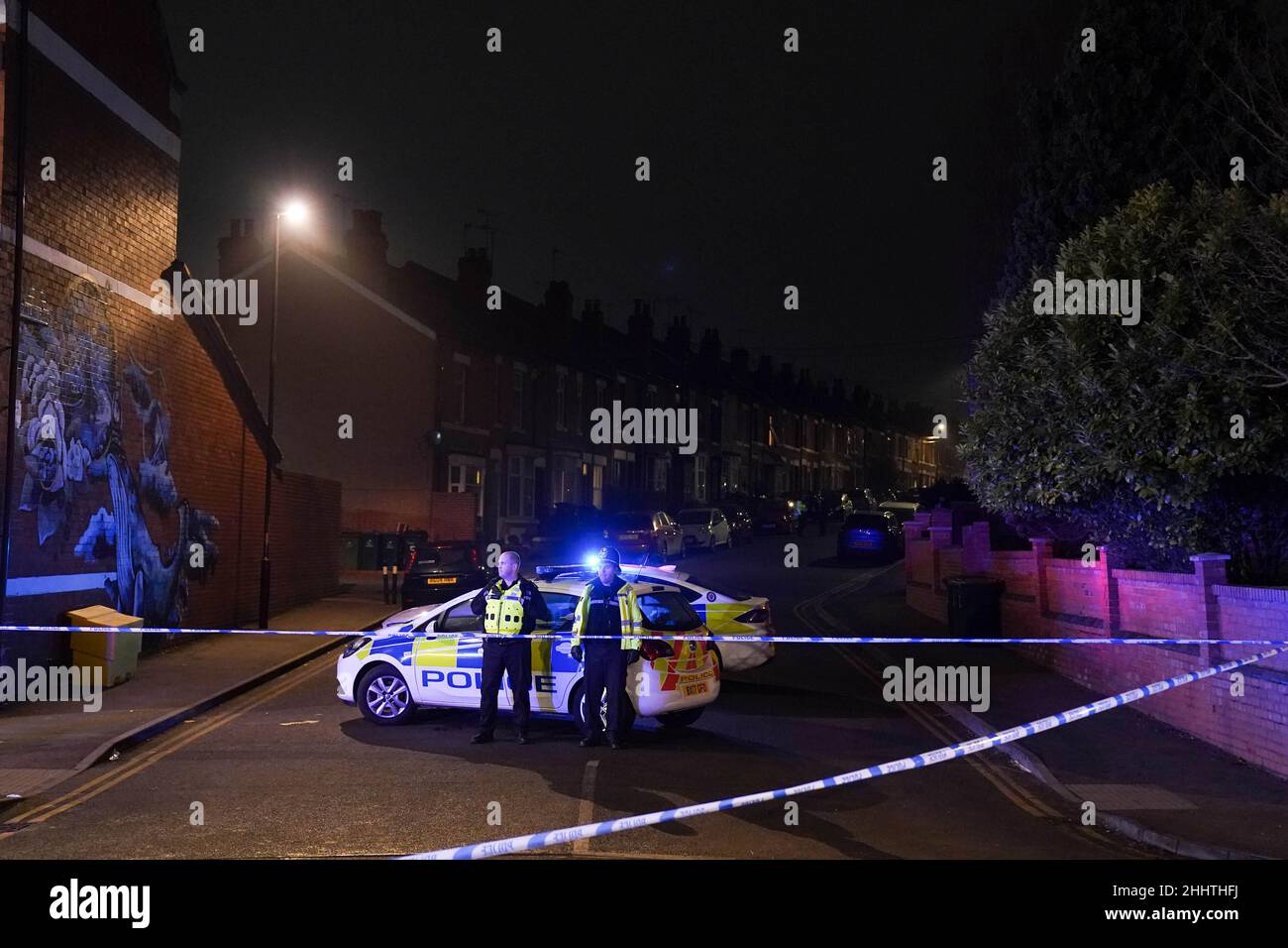 Polizia nei pressi di un discorso a Coventry dove una donna è stata arrestata per sospetto di omicidio dopo la morte di un ragazzo di cinque anni. Data foto: Martedì 25 gennaio 2022. Foto Stock